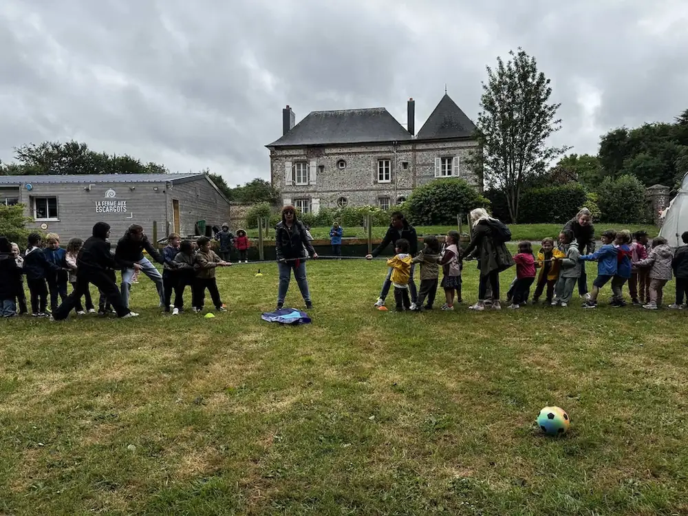 Jeu de tir à la corde en extérieur devant le bâtiment de la ferme