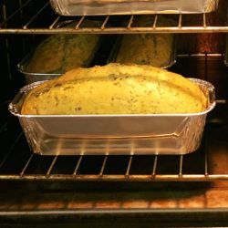 Cake avec des morceaux d'escargots et du beurre à l'ail